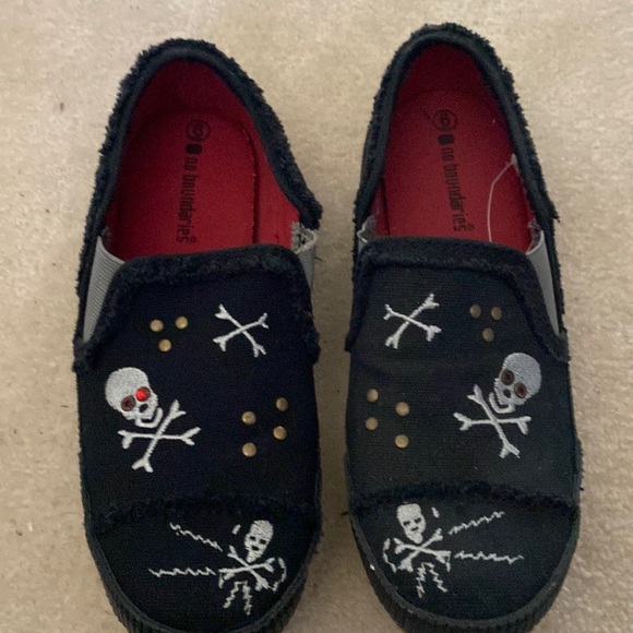 NWOT No Boundaries Black Canvas Flats with Skull & Crossbones - Picture 1 of 4